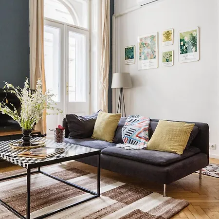 Bright & Grand With 4 Bedrooms By New York Cafe * بودابست