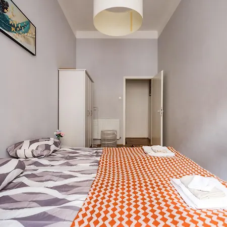 Bright & Grand With 4 Bedrooms By New York Cafe Appartement