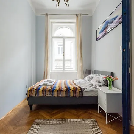 Bright & Grand With 4 Bedrooms By New York Cafe Budapeste