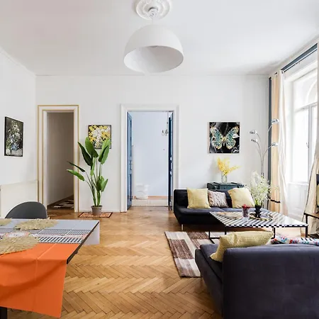 Bright & Grand With 4 Bedrooms By New York Cafe Apartamento