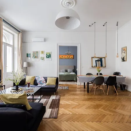 W - 4br Near New York Cafe - Pool Table - Sleeps 9 * 부다페스트