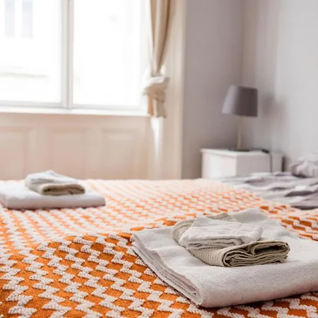 Bright & Grand With 4 Bedrooms By New York Cafe Budapeste