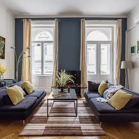 W - 4br Near New York Cafe - Pool Table - Sleeps 9