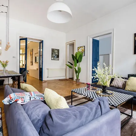 아파트 W - 4br Near New York Cafe - Pool Table - Sleeps 9 *