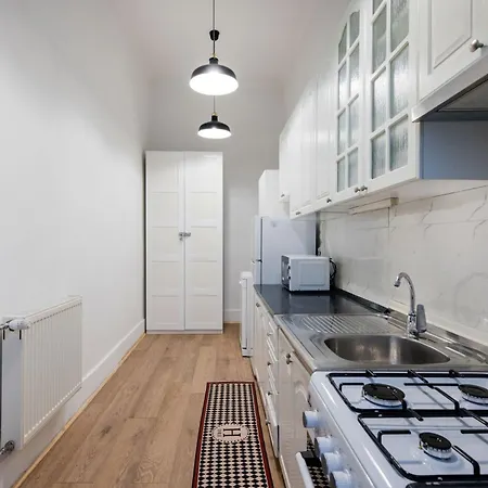 Apartment Bright & Grand With 4 Bedrooms By New York Cafe Budapest