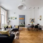 W - 4br Near New York Café - Pool Table - Sleeps 9 * Budapest
